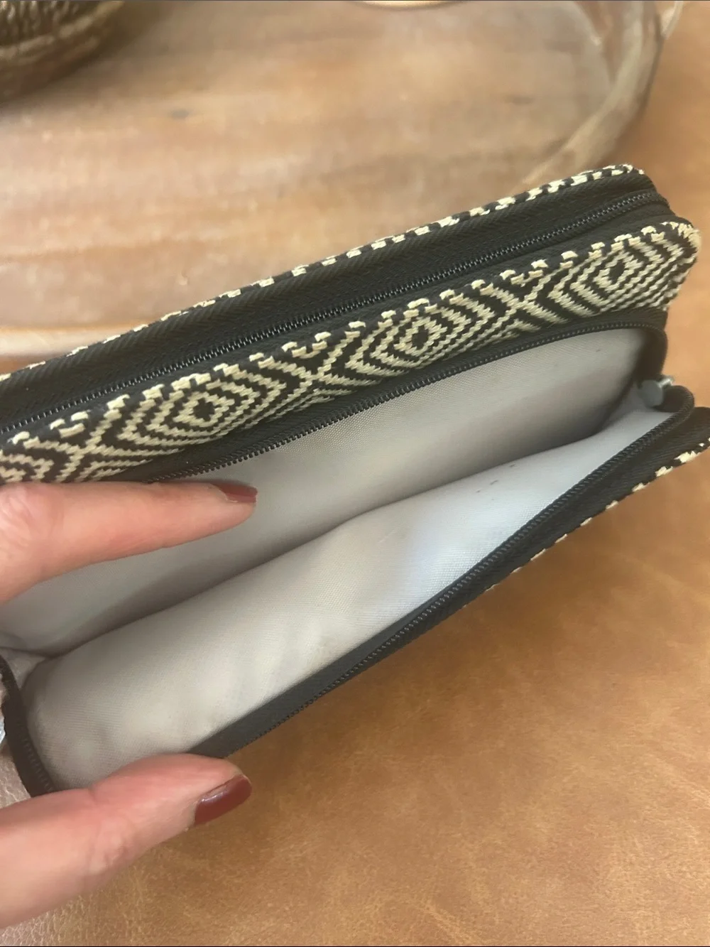 Thirty one Jewel  31 Black & White Zip Wallet
